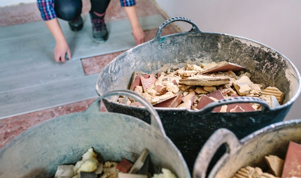 Cubos con escombros de construcción utilizados en un proyecto de reforma en Ibiza.